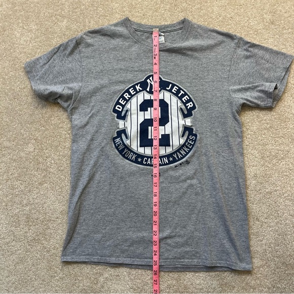 New York Yankees Shirt Mens Medium Gray Derek Jeter Captain #2 Baseball MLB - Picture 6 of 7